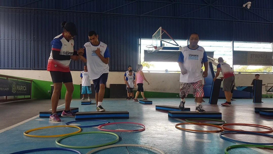 Imagem promocional do Festival Paralímpico – Loterias Caixa na Arena Flamengo, em Maricá, com crianças e jovens praticando bocha, basquete e futsal