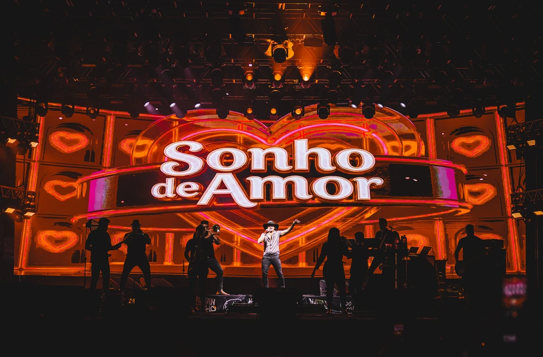 Natanzinho Lima cantando no palco da 1ª Expo Rural de Maricá, no Parque de Exposições
