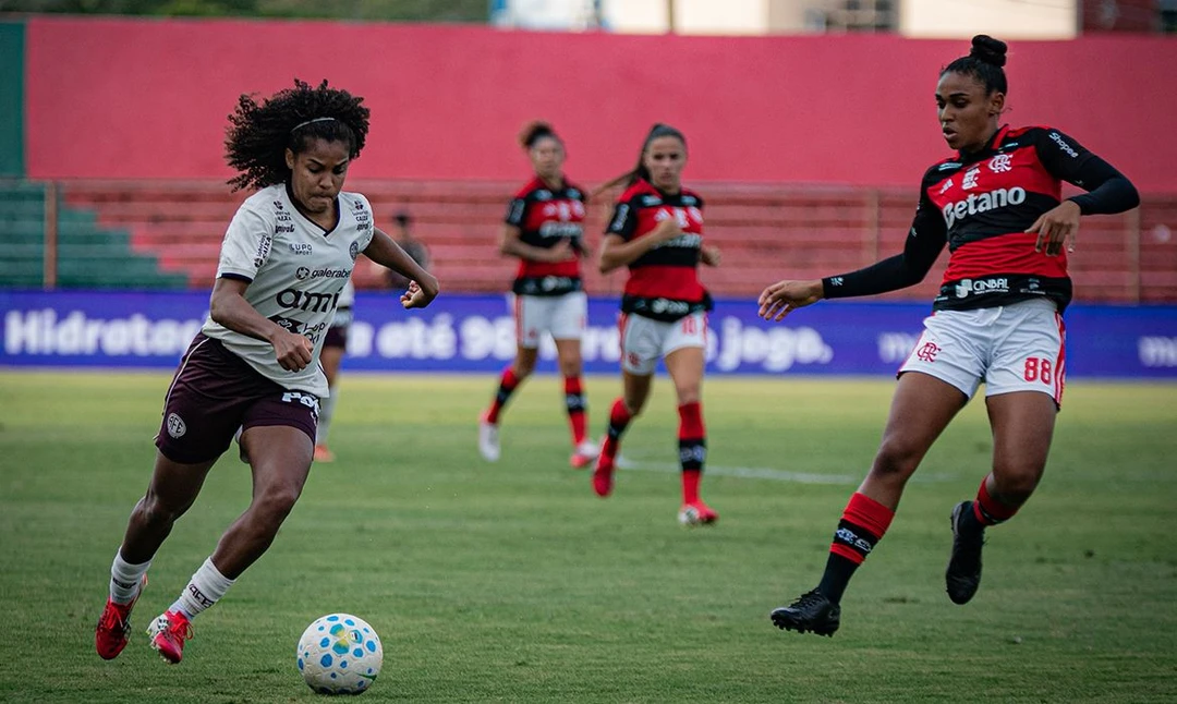 Jogo de futebol feminino amador ilustrando a nova lei que estabelece limites de atletas não profissionais nas competições