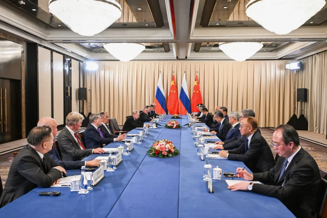 Líderes internacionais reunidos durante a cúpula da Organização de Cooperação de Xangai em Bishkek