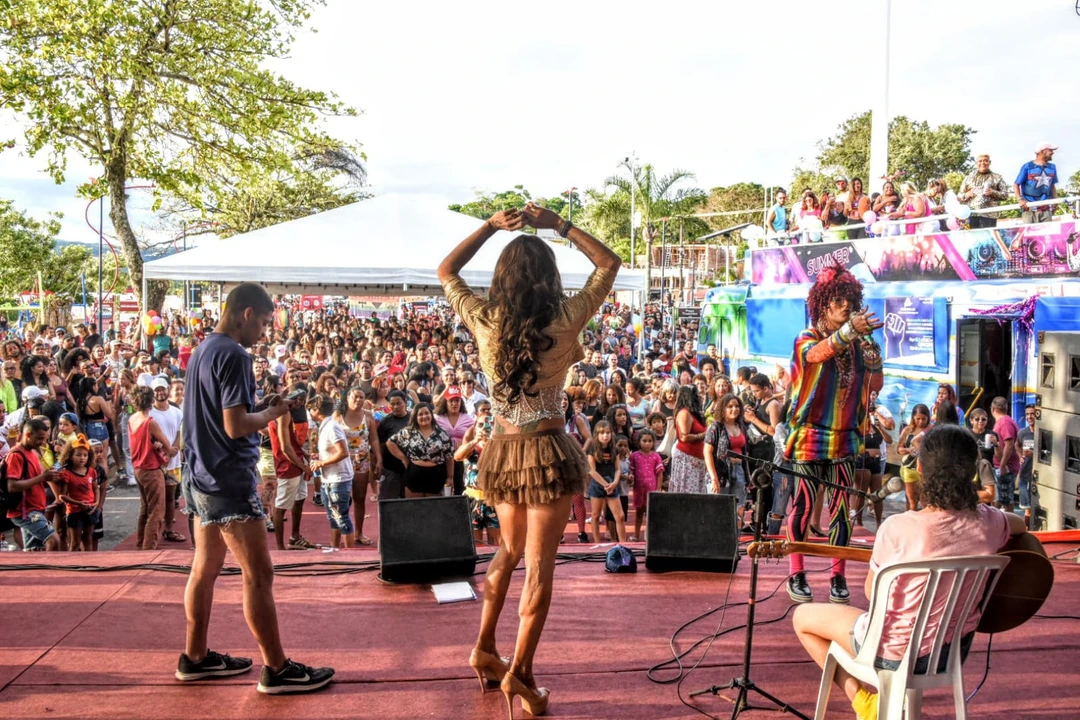 Público reunido na Orla de Itaipuaçu durante celebração da Parada LGBTQIAPN+ em Maricá
