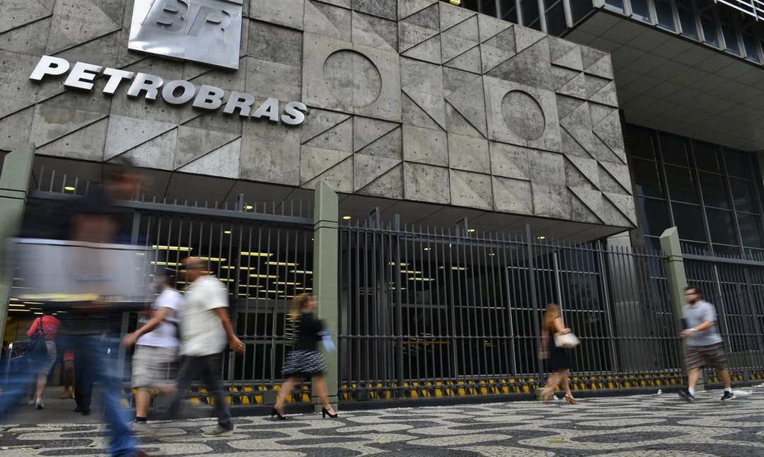 Navio cargueiro de GNL da Cheniere ao lado da logomarca da Petrobras