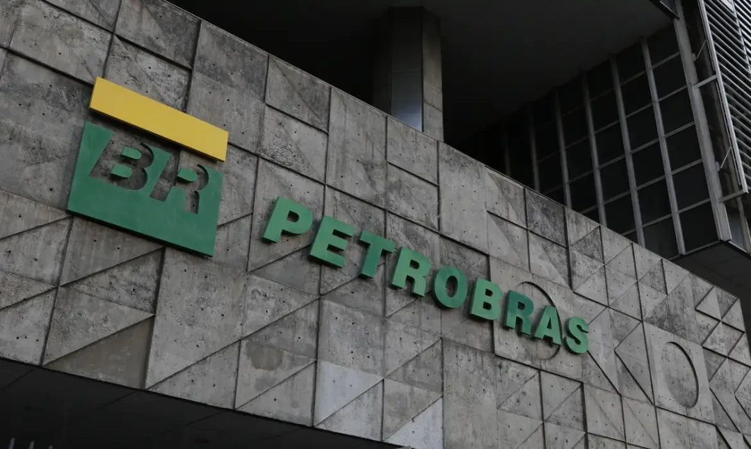 Navio Starnav Elektra ancorado no Píer Mauá com a tripulação totalmente feminina comandada por Isabela Teixeira Ponce de Leon