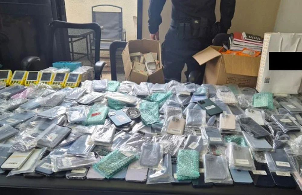 Policiais da PF apreendem caixas de smartphones ilegais durante a Operação Conexão Paralela em Maricá