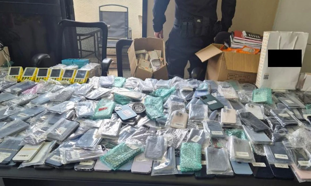 Policiais da PF apreendem caixas de smartphones ilegais durante a Operação Conexão Paralela em Maricá