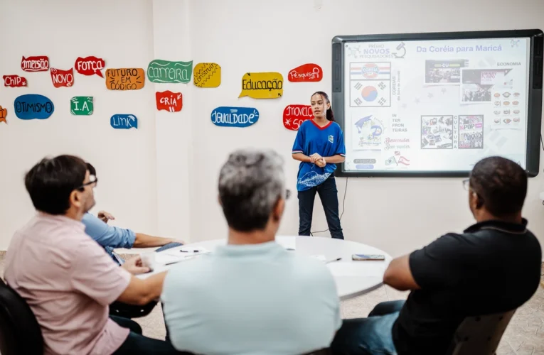 Imagem de estudantes apresentando trabalhos do Prêmio Novos Pesquisadores em Maricá