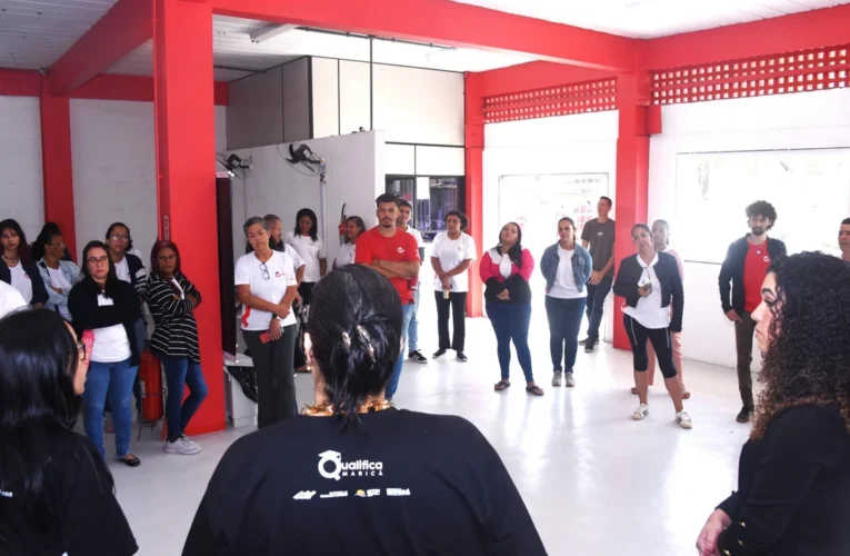 Mulheres participando de aula prática de Auxiliar de Construção Civil no programa Qualifica Maricá