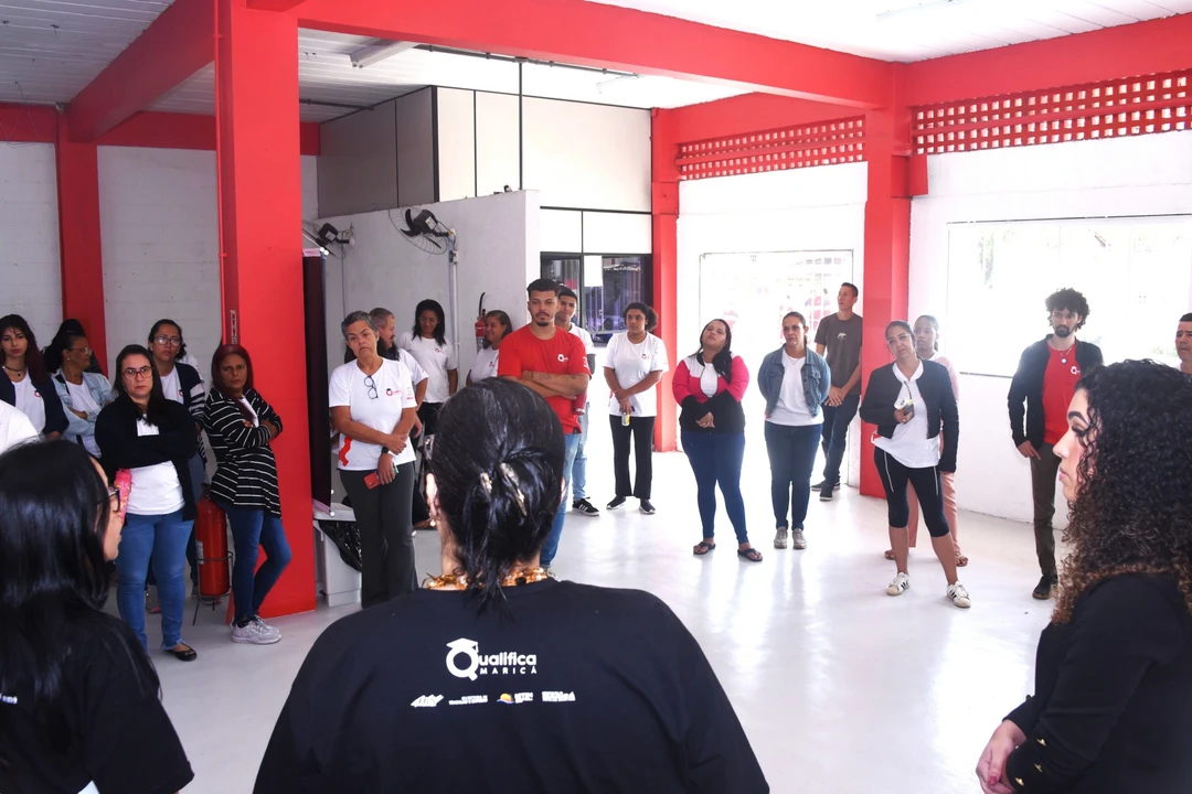 Mulheres participando de aula prática de Auxiliar de Construção Civil no programa Qualifica Maricá