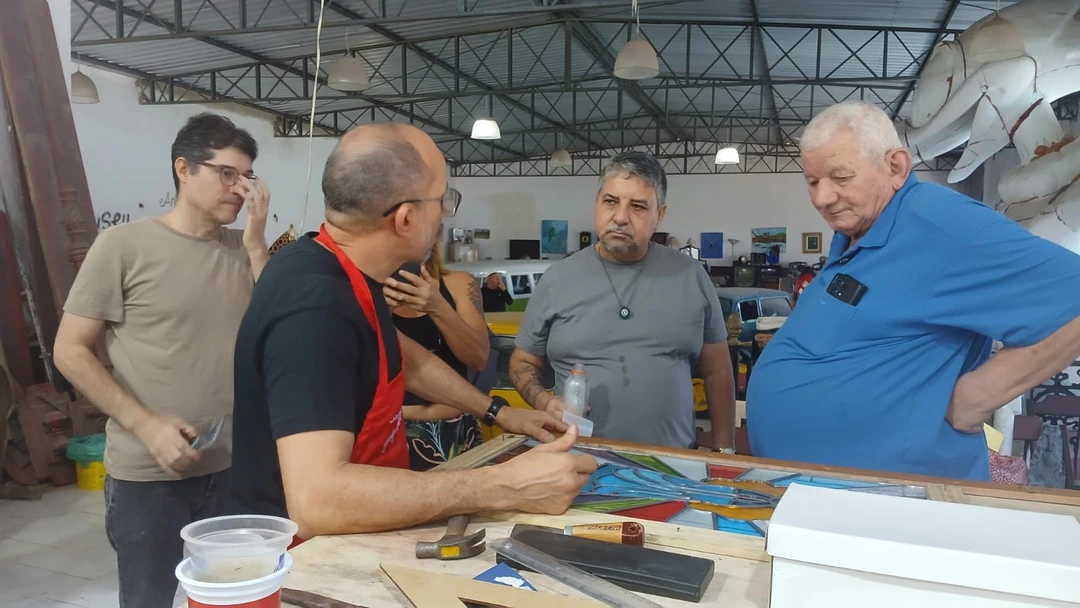 Mestre vitralista George Sliachticas demonstra a produção de vitrais a alunos na oficina do Castelo Sliachticas, em Bambuí, Maricá