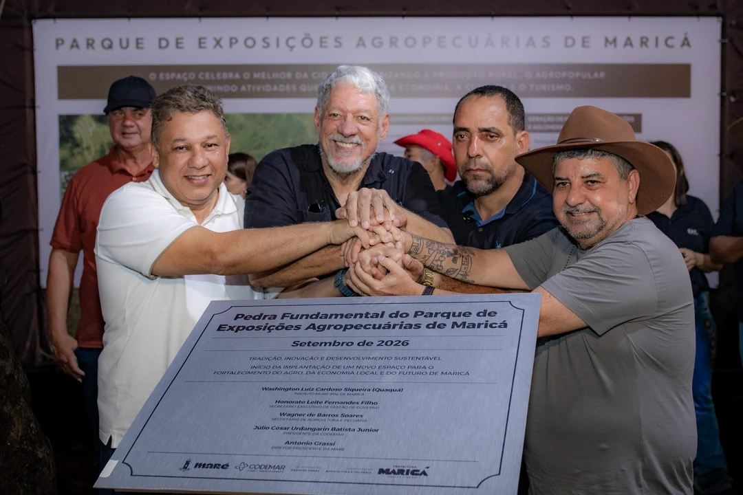 Prefeito Washington Quaquá corta a pedra fundamental do novo Parque de Exposições Agropecuárias de Maricá durante a 1ª Expo Rural
