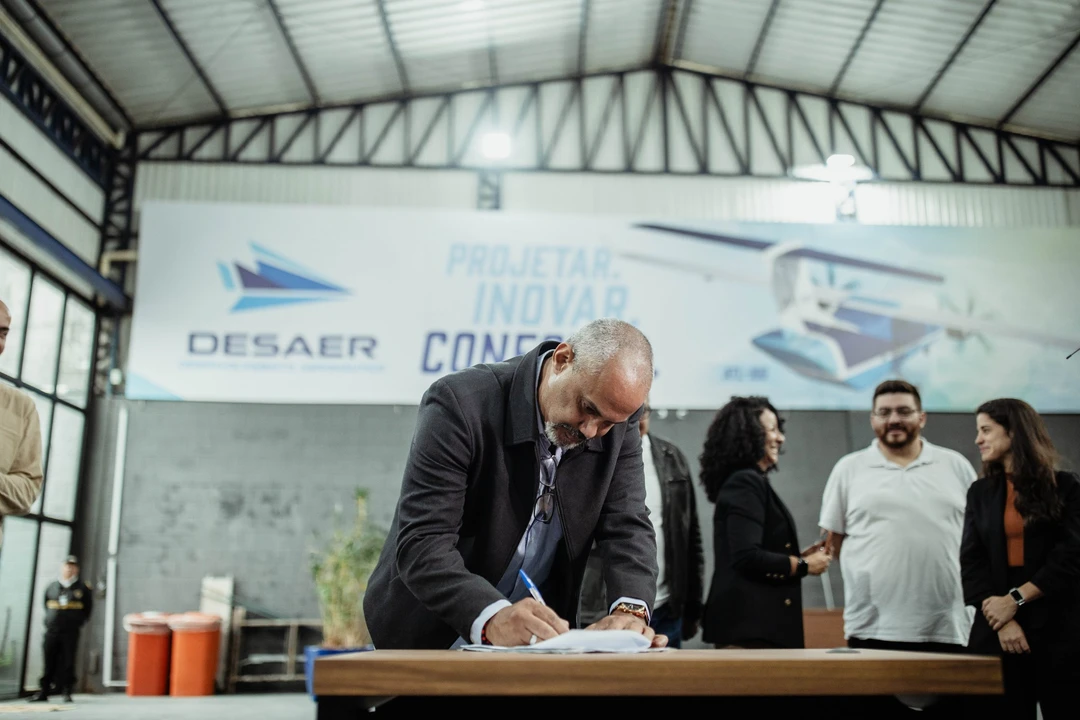 Assinatura do termo de parceria entre a Prefeitura de Maricá e a Empresa de Desenvolvimento Aeronáutico (Desaer)