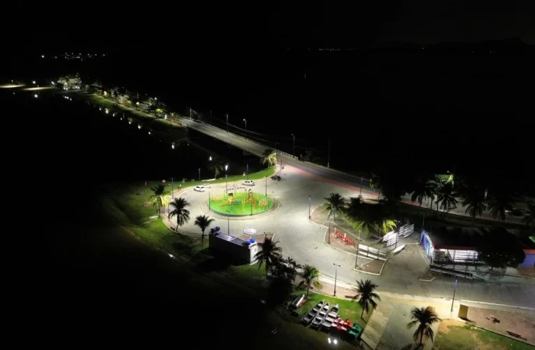 Foto de Julios Costa mostra rua de Maricá iluminada por lâmpadas LED recém instaladas