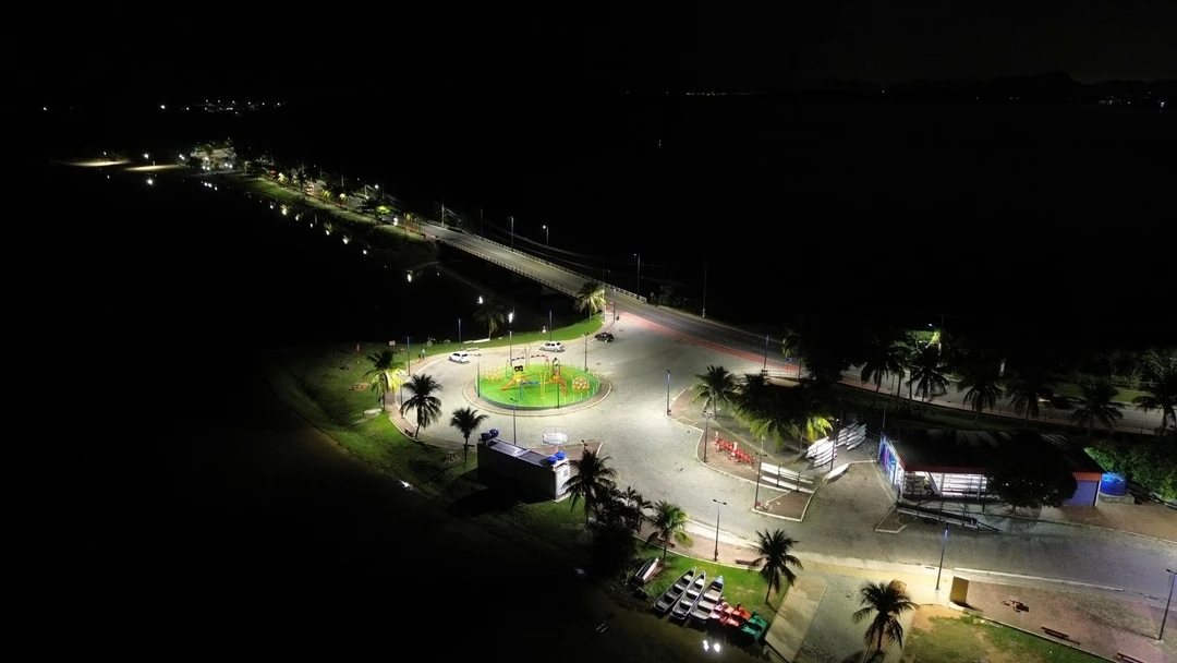 Foto de Julios Costa mostra rua de Maricá iluminada por lâmpadas LED recém instaladas