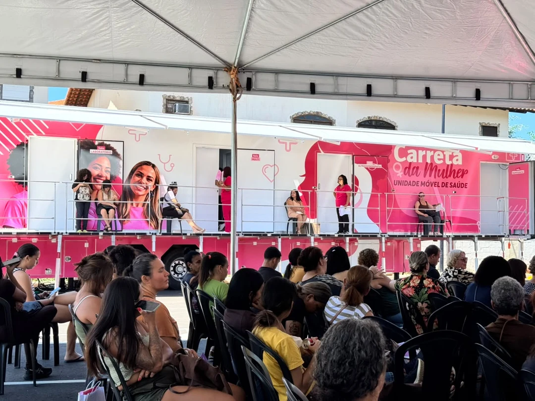 Carreta de Saúde da Mulher estacionada em frente à Prefeitura de Maricá com equipe realizando exames