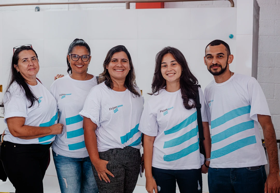 Trabalhadores e alunos em atividade de treinamento e qualificação profissional na área da construção civil