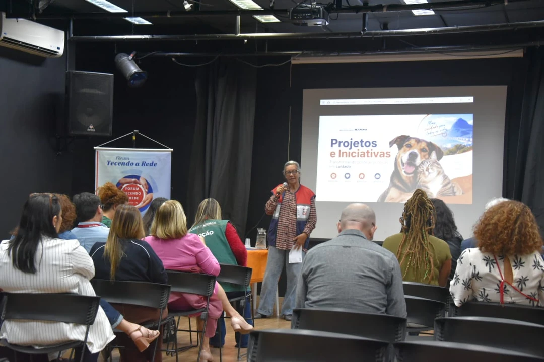 Profissionais reunidos no Fórum Tecendo a Rede no CEU Mumbuca, em Maricá, apresentando serviços públicos