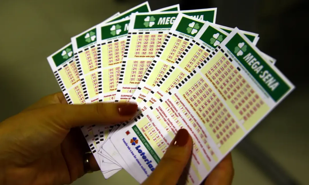 Bolas numeradas da Mega-Sena com os números sorteados 24, 25, 28, 37, 47 e 55