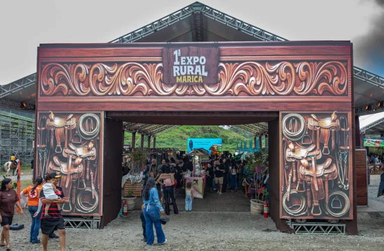 Parque de Exposições no Espraiado, Maricá, durante a primeira Expo Rural com barracas e público