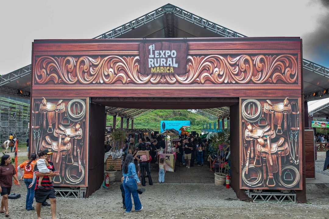 Parque de Exposições no Espraiado, Maricá, durante a primeira Expo Rural com barracas e público