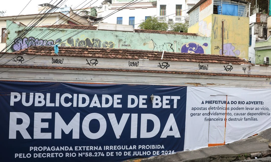 Homem de 42 anos sentado no chão de um dormitório, refletindo sobre o impacto das apostas online