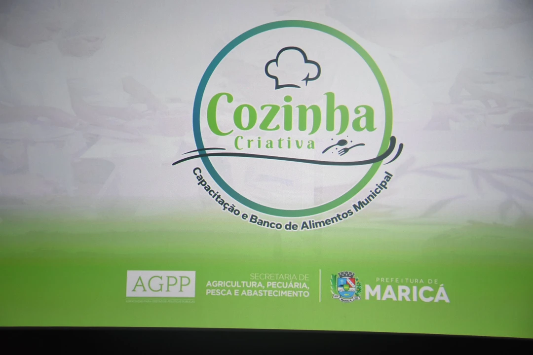 Cerimônia de formatura do Projeto Cozinha Criativa no Cine Henfil, Maricá, com estudantes recebendo certificados