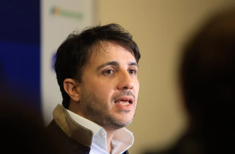 Renan Santos propõe cortes na Previdência e desvinculação dos pisos de saúde e educação