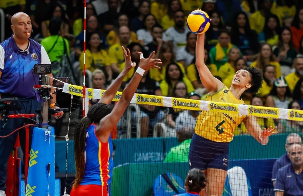 Jogadoras da seleção brasileira feminina de vôlei comemorando ponto durante a partida contra a Colômbia no Maracanãzinho.
