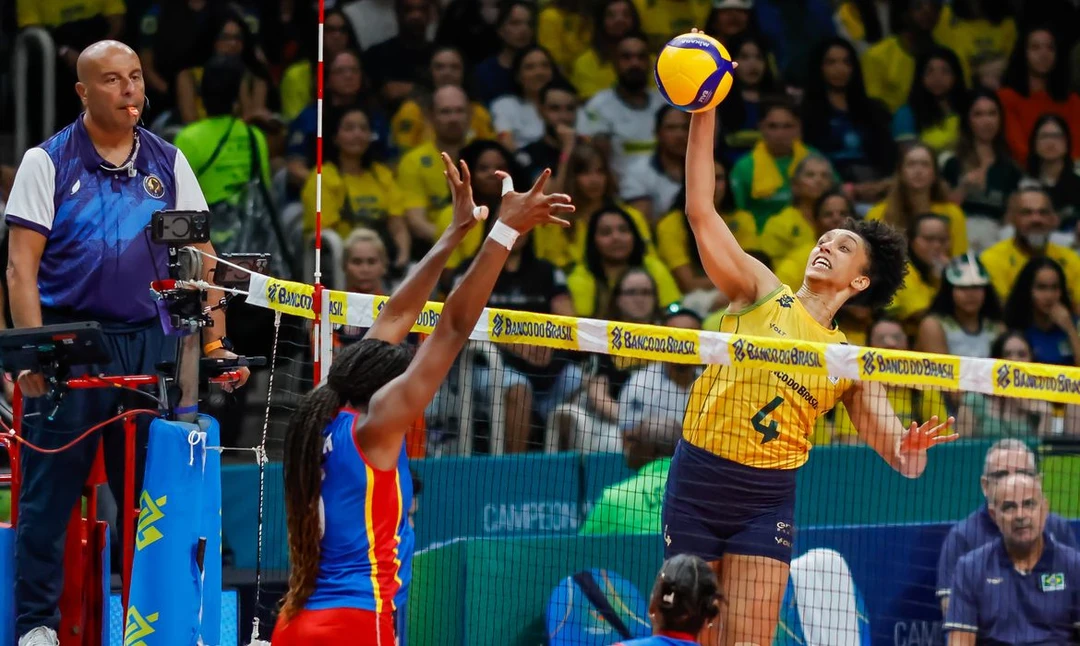 Jogadoras da seleção brasileira feminina de vôlei comemorando ponto durante a partida contra a Colômbia no Maracanãzinho.