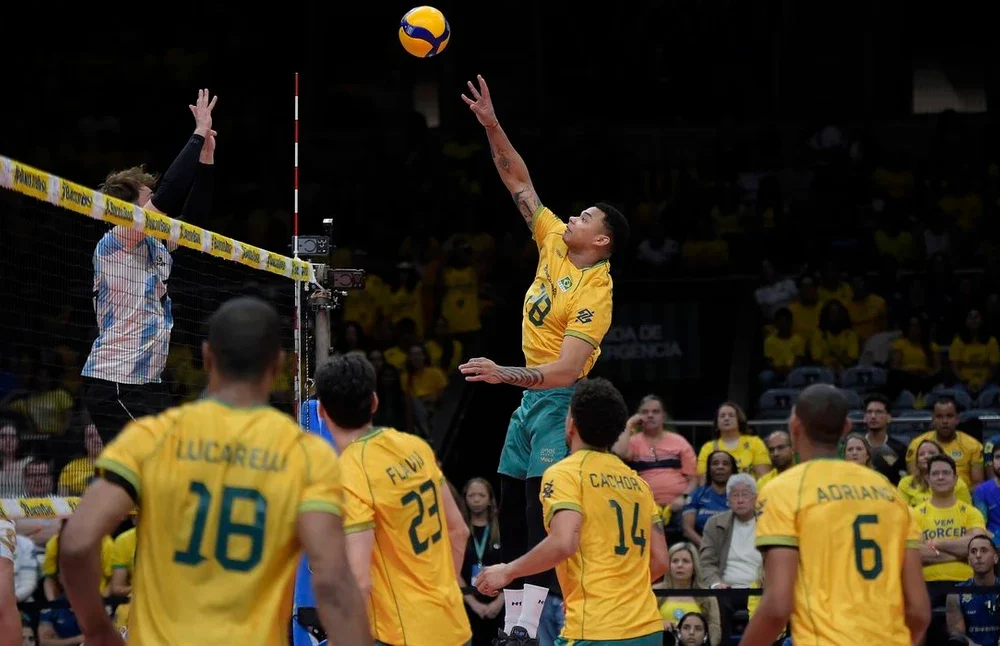 Jogadores da seleção brasileira de vôlei celebram a vitória por 3‑0 sobre a Argentina no ginásio Maracanazinho, Rio de Janeiro