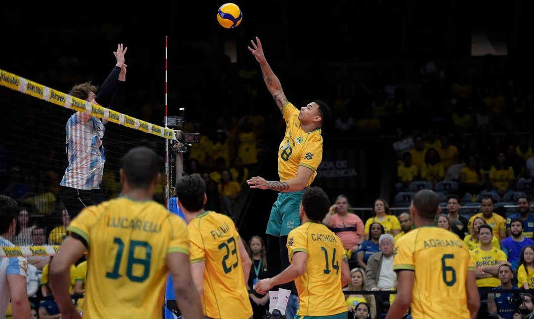 Jogadores da seleção brasileira de vôlei celebram a vitória por 3‑0 sobre a Argentina no ginásio Maracanazinho, Rio de Janeiro
