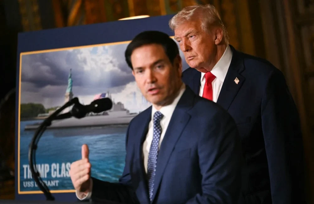Marco Rubio, secretário de Estado dos Estados Unidos, ao lado do presidente Donald Trump