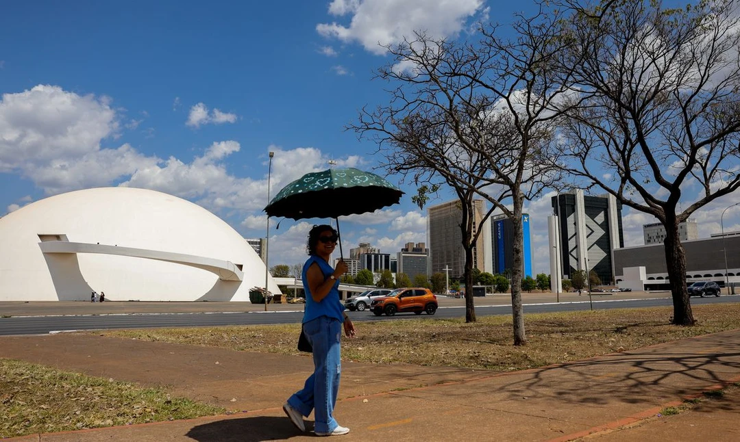 Mapa climático do Brasil indicando áreas com temperaturas acima da média e distribuição irregular de chuvas para outubro