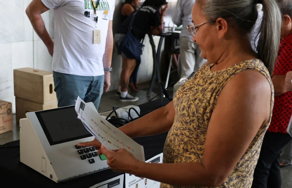Folha de cola eleitoral distribuída pelo Tribunal Regional Eleitoral do Rio de Janeiro