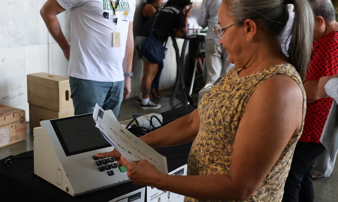 Folha de cola eleitoral distribuída pelo Tribunal Regional Eleitoral do Rio de Janeiro