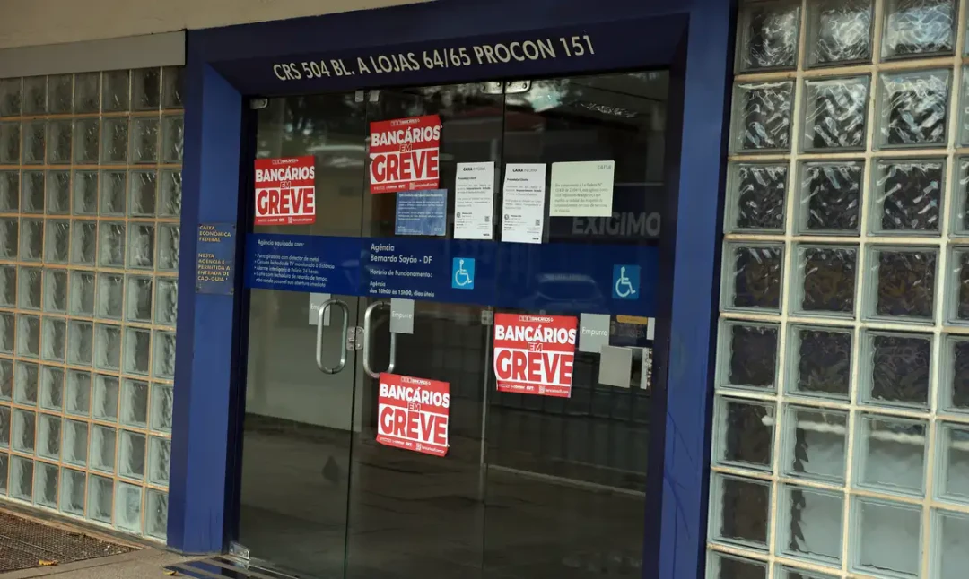 Imagem da fachada da Caixa Economica Federal durante a greve dos trabalhadores