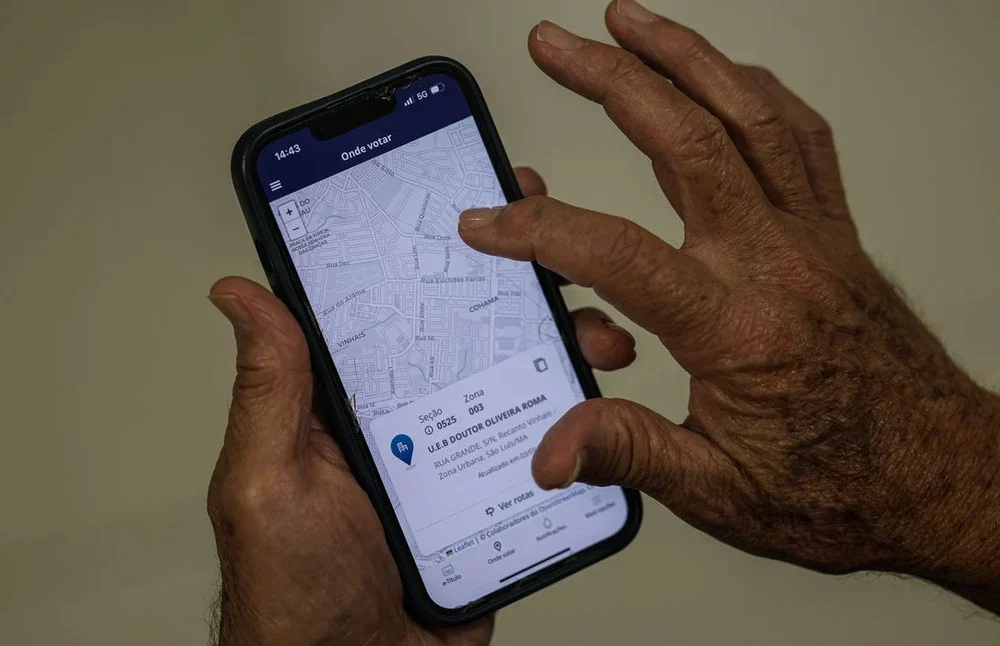 Tela do aplicativo e-Título exibindo alerta da Justiça Eleitoral sobre orientação de voto