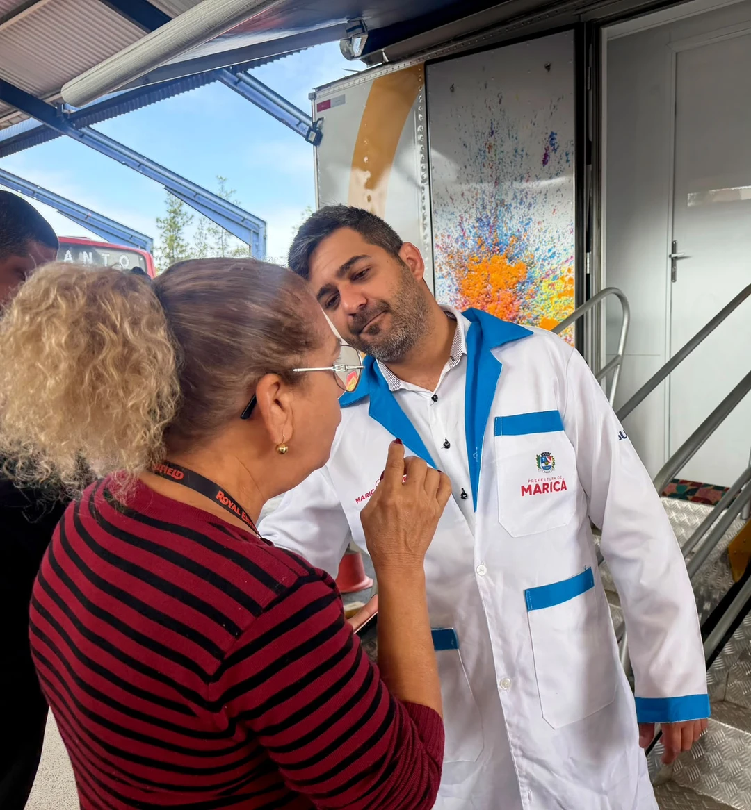 Unidade móvel de saúde na Praia de Ponta Negra, Maricá, realizando atendimentos dermatológicos gratuitos