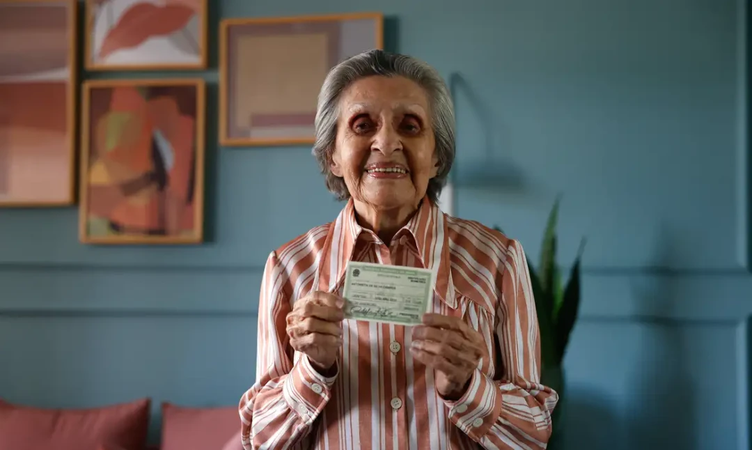 Psicóloga Maria Lidia Gomes de Mattos sendo ajudada por eleitores enquanto vota na Zona Sul do Rio de Janeiro