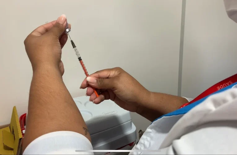 Foto de Liz Perez mostrando a ação de vacinação e odontologia no Estádio Municipal João Saldanha, em Maricá
