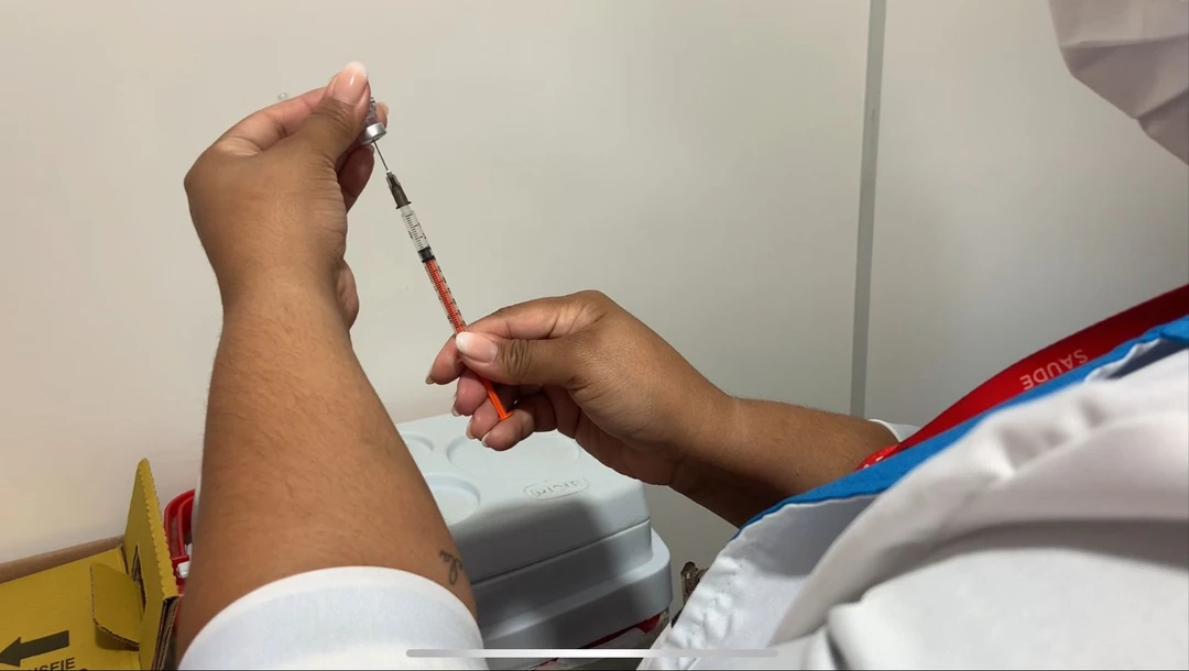 Foto de Liz Perez mostrando a ação de vacinação e odontologia no Estádio Municipal João Saldanha, em Maricá