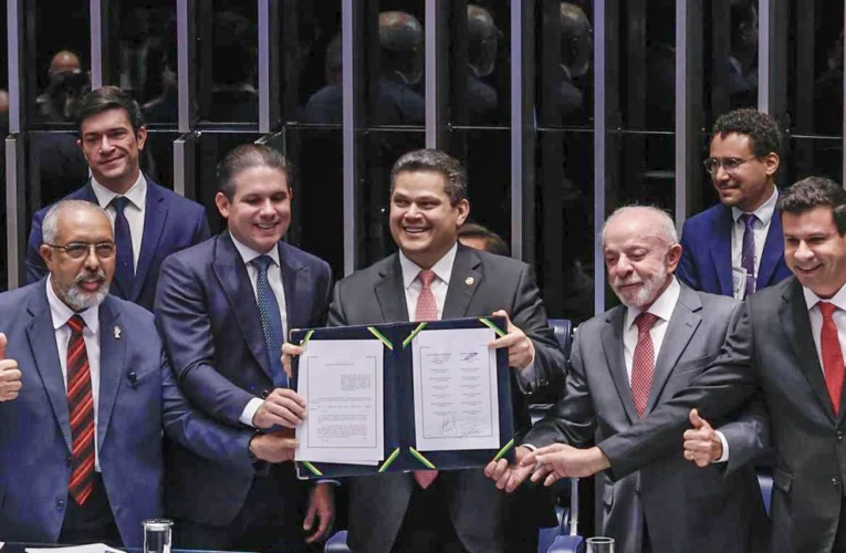Alcolumbre presta homenagem a Paulo Paim ao encerrar a escala 6×1