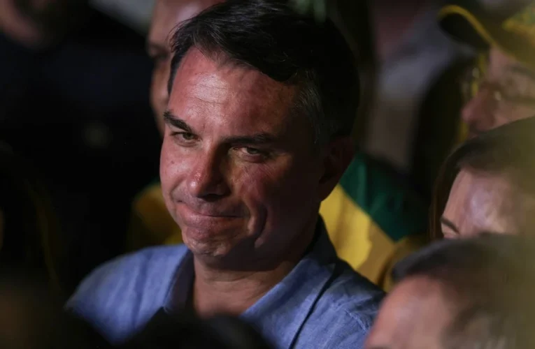 Aliados de Flávio Bolsonaro pedem respeito ao resultado eleitoral após sua fuga e carta autoproclamada
