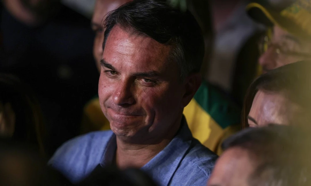 Senador Flávio Bolsonaro em evento público durante a crise política