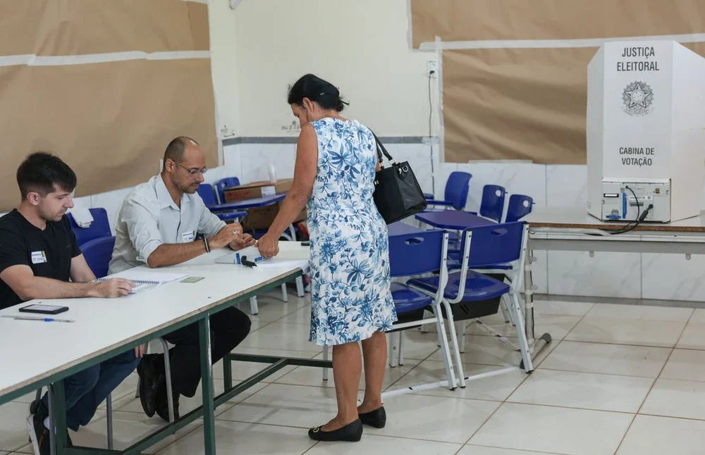 Maria Alaídes Alves de Souza, 71, quebradeira de coco, caminhando 600 metros para votar em Ludovico, Maranhão, durante a campanha Vovó Vota