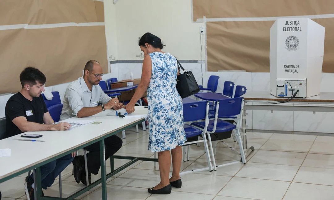 Maria Alaídes Alves de Souza, 71, quebradeira de coco, caminhando 600 metros para votar em Ludovico, Maranhão, durante a campanha Vovó Vota