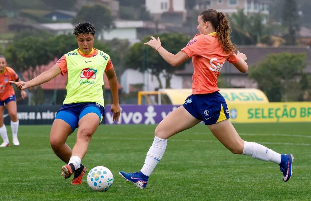 Jogadoras da seleção brasileira sub-17 feminina se preparando para a estreia contra o Canadá