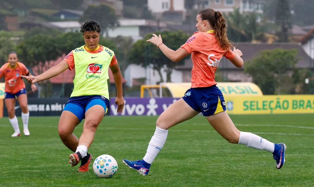 Jogadoras da seleção brasileira sub-17 feminina se preparando para a estreia contra o Canadá