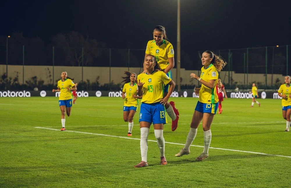Jogadoras da seleção brasileira feminina comemoram a vitória nos pênaltis contra a Polônia no Complexo Mohammed VI, em Rabat