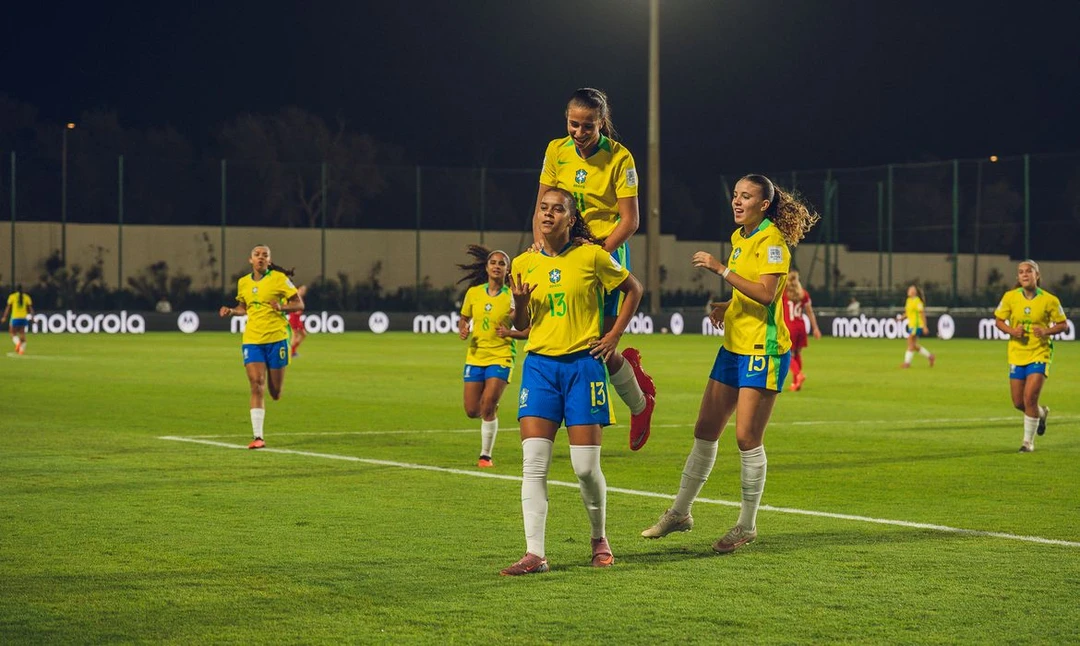 Jogadoras da seleção brasileira feminina comemoram a vitória nos pênaltis contra a Polônia no Complexo Mohammed VI, em Rabat