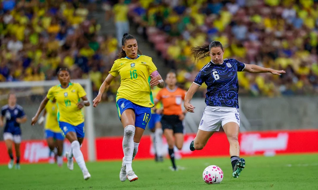 Bia Zaneratto cabeceia gol do Brasil contra a Argentina na Arena de Pernambuco